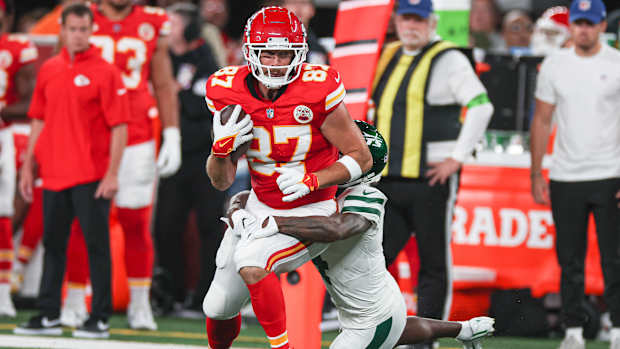 Jets' CB DJ Reed (4) tackles Chiefs' TE Travis Kelce (87)
